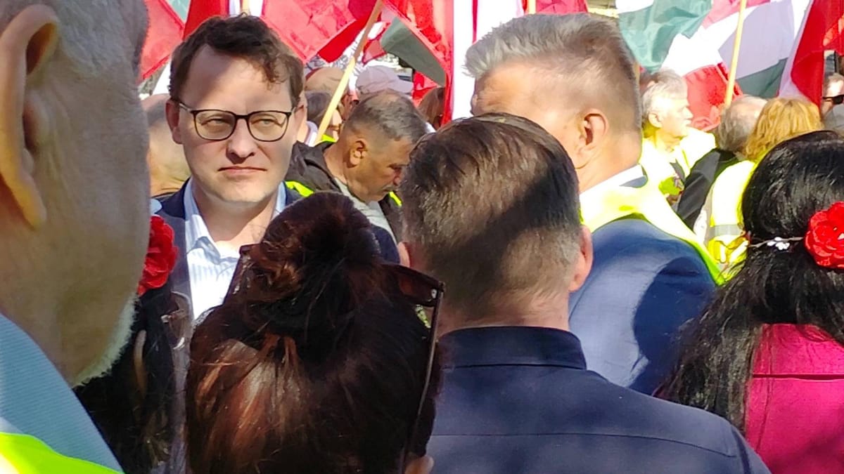 Közpénzzel kitömött alapítvány prominense ad szállást a Budapestre menekült lengyel politikusnak